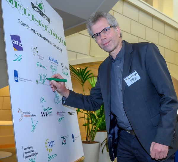 Adriaan van Engelen ondertekent namens MPZ de nieuwe Green Deal Duurzame Zorg